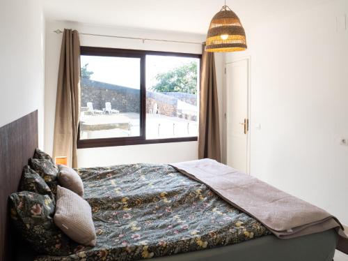 a bedroom with a bed and a large window at Villa Estrella Polar in Tahiche
