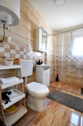 a bathroom with a toilet and a sink at Apartman Chaplin in Vrnjačka Banja