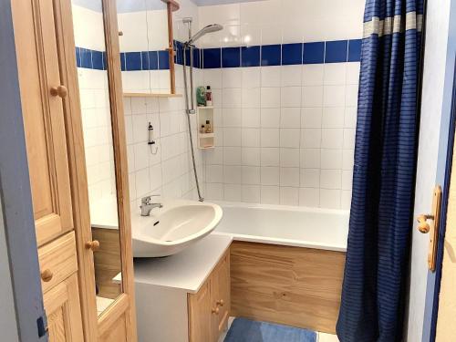 La petite salle de bains est pourvue d'un lavabo et d'une baignoire. dans l'établissement Studio idéal plage, balcon, près golf et thalasso - FR-1-652-9, à Saint-Jean-de-Monts