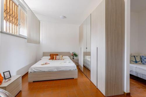 ファーノにあるItalian Experience-Fano Suite Apartmentの白いベッドルーム(ベッド1台付)、廊下