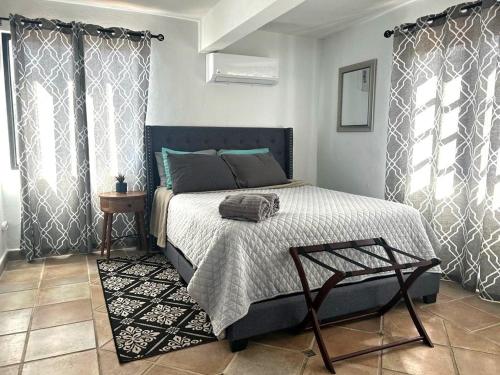 Ένα ή περισσότερα κρεβάτια σε δωμάτιο στο 4 BR Kikita Beach Villa Oceanfront w Pool