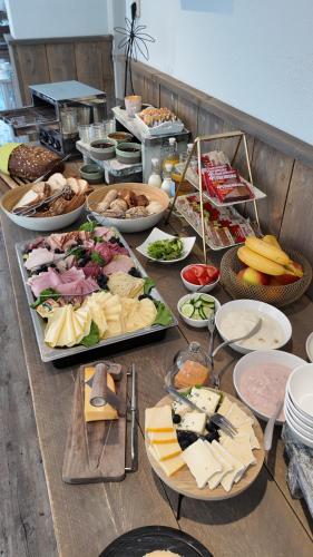 ein Tisch mit vielen verschiedenen Arten von Lebensmitteln in der Unterkunft Hotel De Lange Akker in Berg en Terblijt