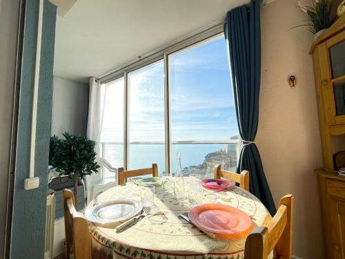 - une table à manger avec vue sur l'océan dans l'établissement Charmant T2 avec piscine commune à Sète - FR-1-338-485, à Sète