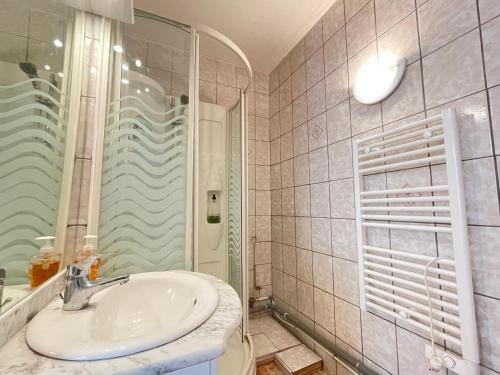 une salle de bain avec un lavabo et une douche dans l'établissement Charmant T2 avec piscine commune à Sète - FR-1-338-485, à Sète