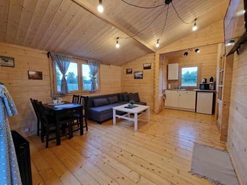 een woonkamer met een bank en een tafel bij Domki Gajewo 2 in Gajewo
