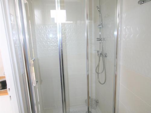 une salle de bain avec une douche avec une porte vitrée dans l'établissement Maisonnette rénovée 2/3 pers, déco soignée, 750m plage, jardin commun, emplacement voiture - FR-1-22-348, à La Tranche-sur-Mer