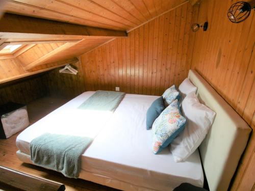 Ce lit se trouve dans une cabine. dans l'établissement Charmant logement rénové 2/3 pers, jardin commun, 750m plage, 850m centre-ville - FR-1-22-350, à La Tranche-sur-Mer