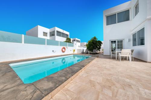 Lanzarote 2 - Private Pool, Air-Con and BBQ By Lanzarote Vacation Homes