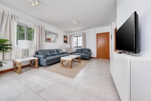 Lanzarote 2 - Private Pool, Air-Con and BBQ By Lanzarote Vacation Homes