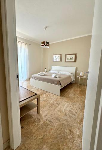 a bedroom with a bed and a table at Residenza Aleardo in Domegliara