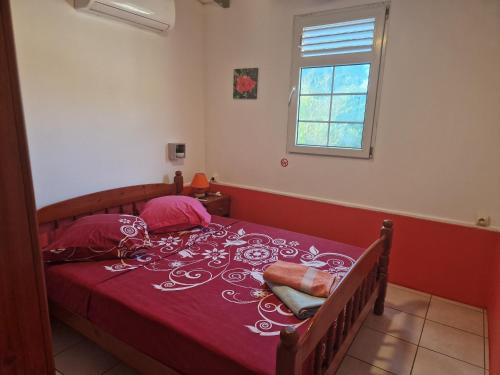 Postel nebo postele na pokoji v ubytování Bungalows Corail, F3 avec piscine à Sainte Luce