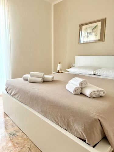 a bedroom with a bed with towels on it at Residenza Aleardo in Domegliara