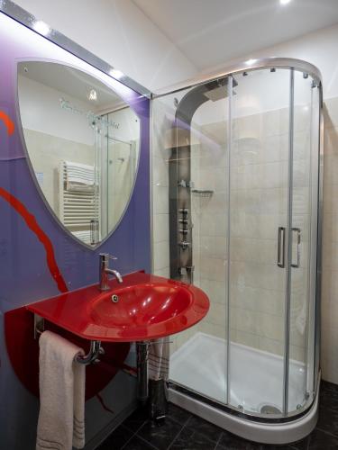 a bathroom with a red sink and a shower at Daytona Business Hotel in Collecchio