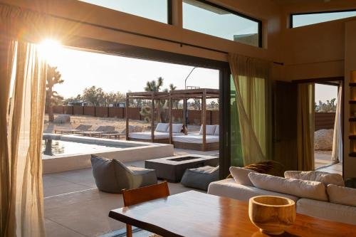 Fotografie z fotogalerie ubytování Sol e Cielo Casa Una rare luxury oasis and pool v destinaci Yucca Valley