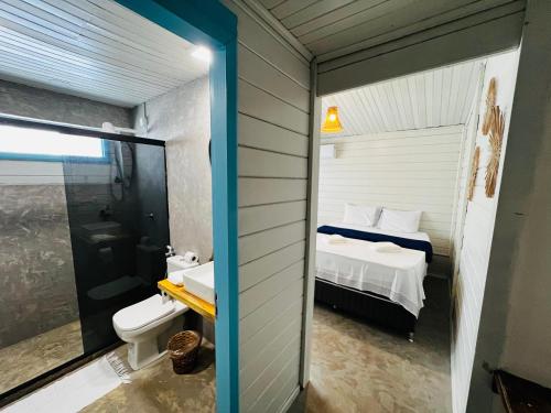 bagno con letto, lavandino e servizi igienici di Casa de Temporada cinco quartos - Garça Torta em Maceió - Vista Mar a Maceió