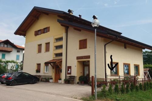 a building with two birds on top of it at Appartamento vacanza Coredo Trentino in Coredo