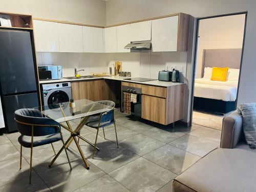 Kuchyň nebo kuchyňský kout v ubytování 6A Elizabeth Place - Beautiful Self Catering 1 bedroom unit next to Kyalami Racetrack with free WiFi - swimming pool gym and restaurant - Perfect for a couple in Midrand Waterfall