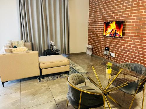 Posezení v ubytování 6A Elizabeth Place - Beautiful Self Catering 1 bedroom unit next to Kyalami Racetrack with free WiFi - swimming pool gym and restaurant - Perfect for a couple in Midrand Waterfall