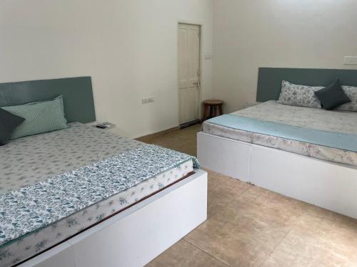 Ένα ή περισσότερα κρεβάτια σε δωμάτιο στο Atithya