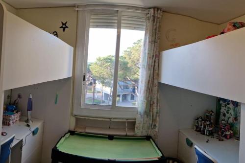 a small room with a window and a green mattress at Gavá Vila Blanxe in Gavà