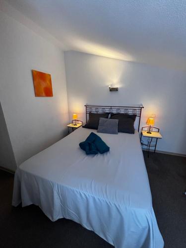 une chambre avec un grand lit blanc avec deux lampes dans l'établissement Apparemment 4 personnes 449 les Jasses de Camargue, à Gallargues-le-Montueux