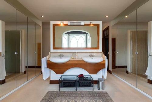 Kúpeľňa v ubytovaní Amplia Villa de lujo con piscina climatizada