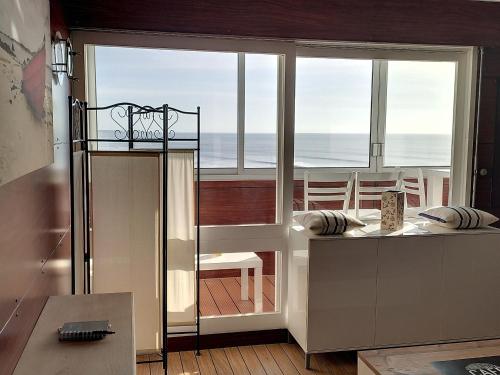 Cette chambre dispose d'un balcon avec vue sur l'océan. dans l'établissement Studio charmant avec balcon loggia, parking gratuit, plage et commerces à proximité - FR-1-652-14, à Saint-Hilaire-de-Riez