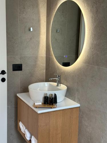 Bilik mandi di Serenity Rooms