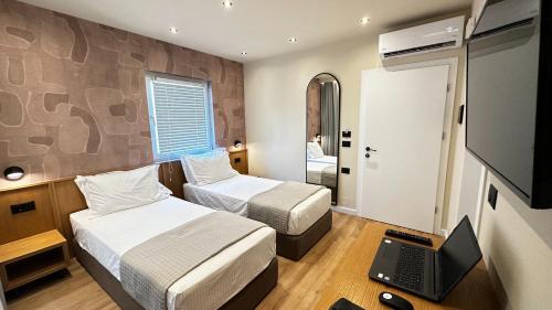 Rúm í herbergi á Serenity Rooms