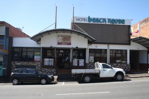 a truck parked in front of a hotel beach house at Commercial Hotel Nambour in Nambour