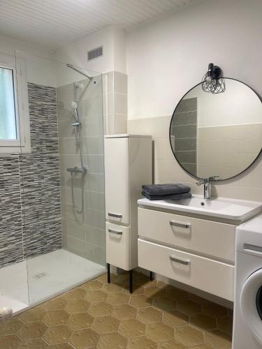 une salle de bain avec une douche, un lavabo et un miroir dans l'établissement Villa Kéana avec Piscine en Sud Ardèche, à Lachapelle-sous-Aubenas