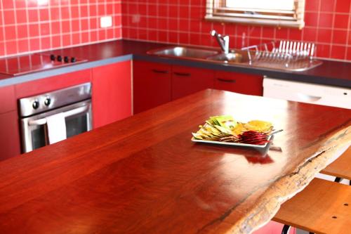 una cocina con una mesa de madera con un plato de comida. en Nolyski, en Monte Hotham