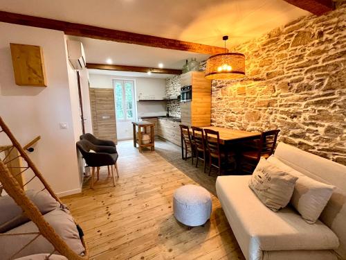 un salon avec un canapé et une table dans l'établissement Collioure Fisherman's House Apartment with Garden, à Collioure