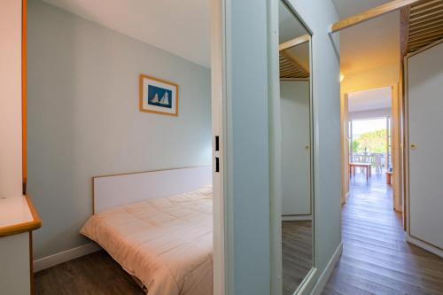 une chambre avec un lit et une porte coulissante en verre dans l'établissement Résidence le Hameau de Cap Esterel - maeva Home - Appartement 2 pièces 5 personnes - Sélection MAE-1281, à Saint-Raphaël