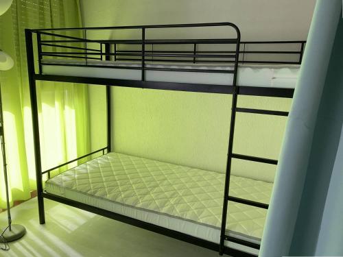 une chambre avec deux lits superposés dans une pièce dans l'établissement Joli studio alcôve proche Port Malfato piscine au Cap d'Agde, au Cap d'Agde