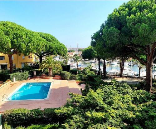 - une piscine dans une cour arborée dans l'établissement Joli studio alcôve proche Port Malfato piscine au Cap d'Agde, au Cap d'Agde
