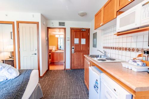 Una cocina o cocineta en Cascade by Elevate Vacations