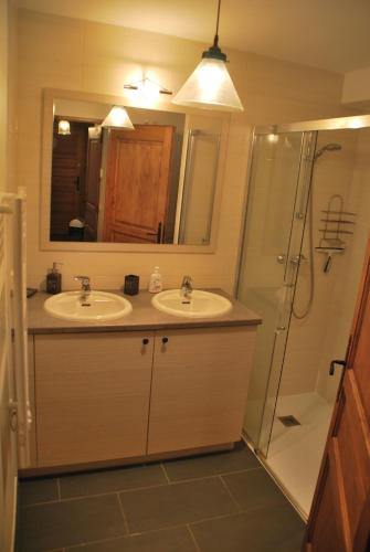 une salle de bain avec deux lavabos et une douche dans l'établissement Le Petit Réconfort, accès skis aux pieds, à Saint-François-Longchamp