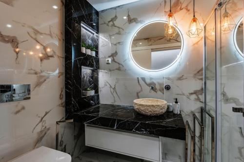 Ένα μπάνιο στο THE ONE - Luxury Stylish Apartment with Sea View !
