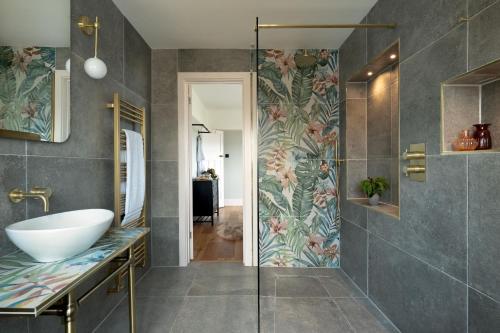 Koupelna v ubytování The Spinney - Spectacular views over the bay and close to beach with parking