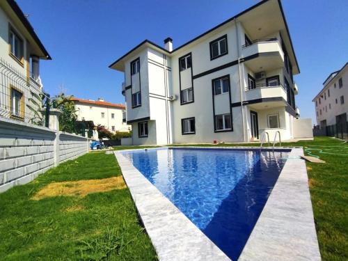 Kolam renang di atau dekat dengan Safran House