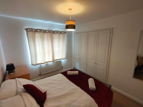 ein Schlafzimmer mit einem großen weißen Bett mit einem Fenster in der Unterkunft Landau House in Bristol