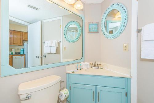 マートルビーチにあるCaptivating Views! Stunning 1BR Suite- Carolina Reef 602のトイレ、洗面台、鏡を備えたバスルーム
