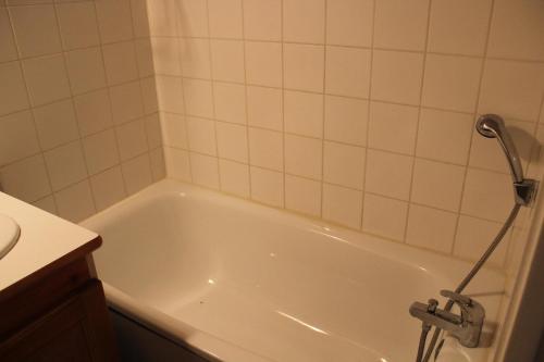 a bathroom with a white tub with a shower at Les Chalets De Superd Ancolie - APPARTEMENT DANS CHALET DE 30 LOGEMENTS EXPO VALLEE MAE-8434 in Le Dévoluy