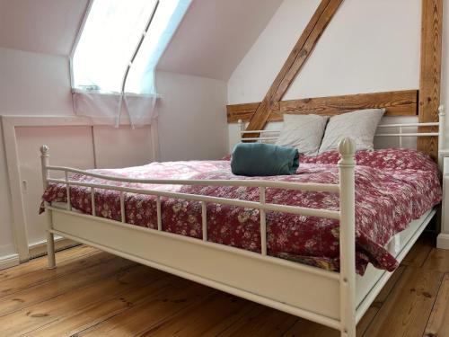 a bed in a room with a window at Wendlandhof Lüggau in Dannenberg