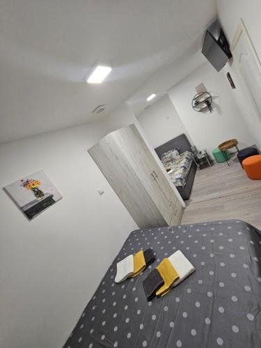 ein kleines Zimmer mit einem Bett und ein kleines Schlafzimmer in der Unterkunft RM Festival Rooms Guca in Guča