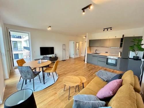 ein Wohnzimmer mit Sofa und Tisch in der Unterkunft 5 Sterne Apartment, Nähe Flughafen Berlin, WLAN in Schönefeld