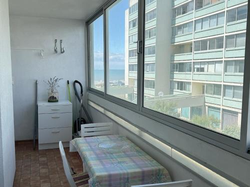 une pièce avec une table et deux chaises et une fenêtre dans l'établissement Appartement 1 chambre front de mer avec balcon et parking à St Hilaire de Riez - FR-1-652-38, à Saint-Hilaire-de-Riez