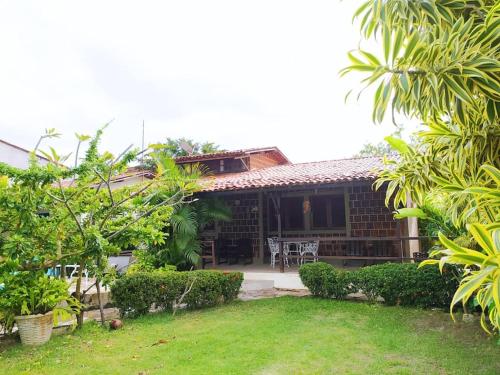 een huis met een tuin ervoor bij Villa das Pedras - Ponta de Pedras in Goiana