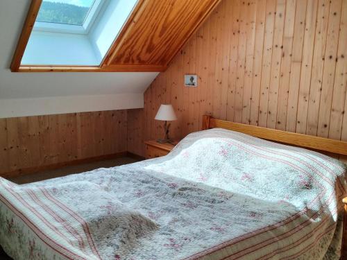 une chambre avec un lit dans une pièce avec une fenêtre dans l'établissement Charmant T2 à Villard-de-Lans, proche centre, balcon sud, parking privé, idéal pour 4-6 pers. - FR-1-761-20, à Villard-de-Lans